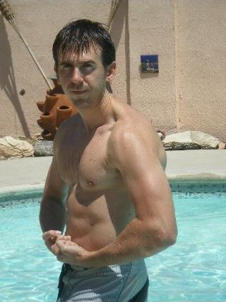Paul_gale_network_flexing_at_the_pool_2